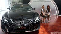 Miss Universe dan Puteri Indonesia berpose dengan Lexus LS 500.