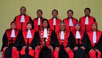 Wahyu Widya Nurfitri foto bersama dengan koleganya di PN Depok