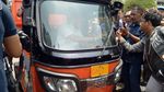 Foto: Aksi Sandiaga Narik Bajaj Oranye Pengangkut Sampah