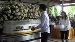 Foto: Haru di Prosesi Kremasi Pendiri Matahari Hari Darmawan