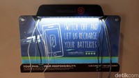 Fasilitas charge ponsel ang tersedia di salah satu sisi kapal. Traveler yang tidak bawa chargeran bisa memakai fasilitas ini sambil menunggu kapal tiba di lokasi (Randy/detikTravel) 