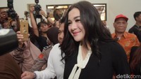 Vicky Shu tetap memperlihatkan senyumnya, meski sebelumnya ia menangis. Foto: Noel/detikHOT