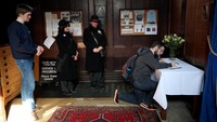 Masyarakat bergantian menulis kesan mereka tentang sosok mendiang Stephen Hawking (Foto: REUTERS/Chris Radburn)