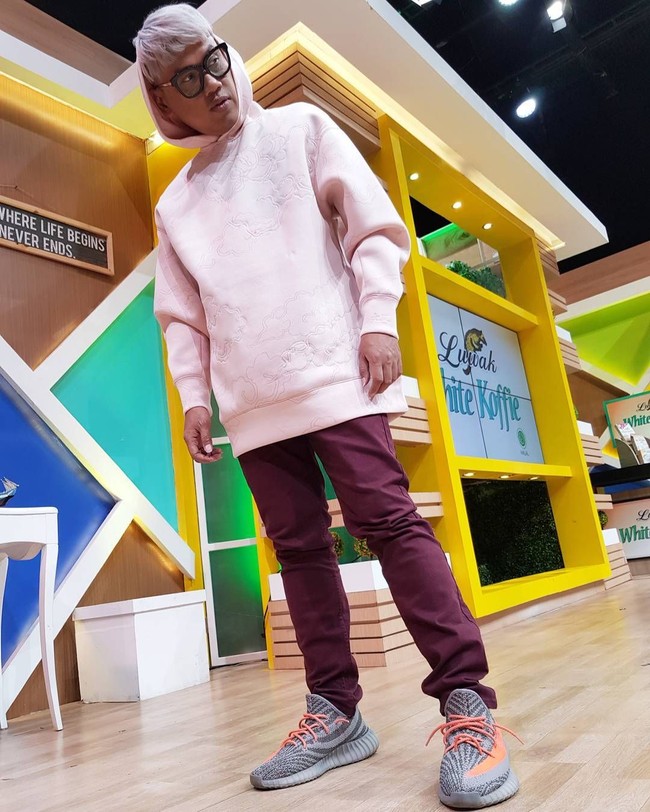 Urusan gaya, Uya Kuya tak takut bereksplor. Pakaian perempuan pun dipakainya, seperti pink hoodie buah kolaborasi H&M dan Nicki Minaj ini. Ia memadukannya dengan celana marun dan sneakers Yeezy Beluga abu-abu. (Foto: Instagram/Uya Kuya)