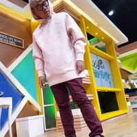 Urusan gaya, Uya Kuya tak takut bereksplor. Pakaian perempuan pun dipakainya, seperti pink hoodie buah kolaborasi H&M dan Nicki Minaj ini. Ia memadukannya dengan celana marun dan sneakers Yeezy Beluga abu-abu. (Foto: Instagram/Uya Kuya)