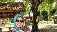 Gaya Wahyu Widya saat liburan.