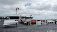 Deretan bangku di atas dok kapal MV Sorrento yang rapi dan bersih. Traveler yang ingin cari angin bisa duduk di sini (Randy/detikTravel)