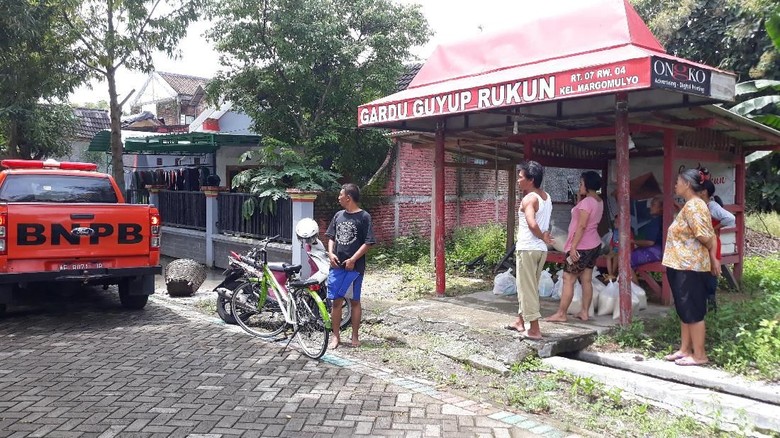 Banjir Bengawan Solo Surut, Warga Ngawi Mulai Bersihkan Rumah Banjir Bengawan Solo Surut, Warga Ngawi Mulai Bersihkan Rumah
