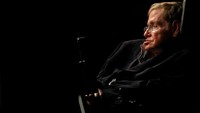 Hawking lahir pada 8 Januari 1942 di Oxford, Inggris. Dia lalu belajar fisika di Universitas Oxford 1959 dan meraih gelar postdoktoral di Universitas Cambridge tentang kosmologi (Foto: Reuters)