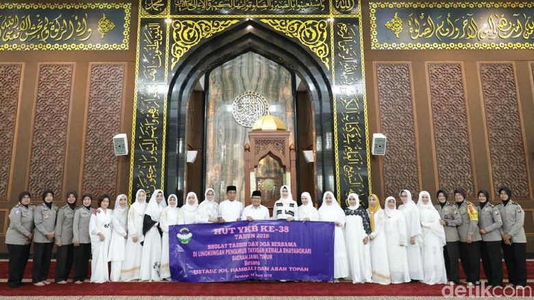 Zikir dan Doa Bersama Digelar di HUT Bhayangkari Polda Jatim Zikir dan Doa Bersama Digelar di HUT Bhayangkari Polda Jatim