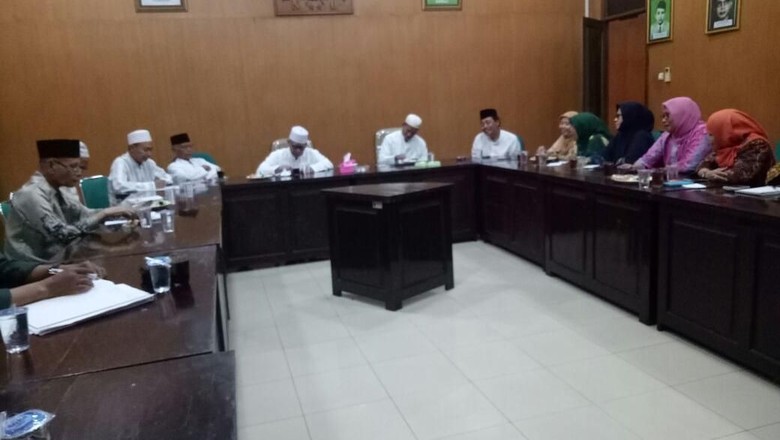 PWNU Minta Kasus Atribut Muslimat Dalam Kampanye Tak Terulang PWNU Minta Kasus Atribut Muslimat Dalam Kampanye Tak Terulang