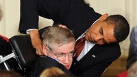 Tahun 2009, Stephen Hawking bertemu dengan Presiden AS Barack Obama di Gedung Putih. Foto: AFP PHOTO/Jewel SAMAD