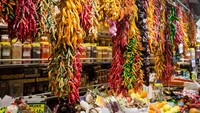 Menurut sejarah, La Boqueria telah berdiri jauh sebelum tahun 1217. Saat itu penduduk lokal telah menjual daging. Namun pasar ini baru dibuka secara resmi di tahun 1840. Foto: Istimewa