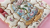 Masih kreasi milik pembuat kue asal Venezuela. Kali ini ia melukis bunga mawar cantik di dalam wadah kaca. Foto: Instagram @topicookies