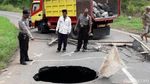 Penampakan Horor Lubang Besar Menganga di Tengah Jalan Wonosobo