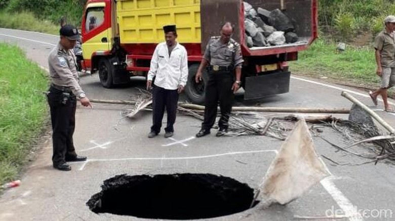 Jalur Alternatif Purworejo-Wonosobo Tiba-tiba Amblas dan Berlubang Jalur Alternatif Purworejo-Wonosobo Tiba-tiba Amblas dan Berlubang