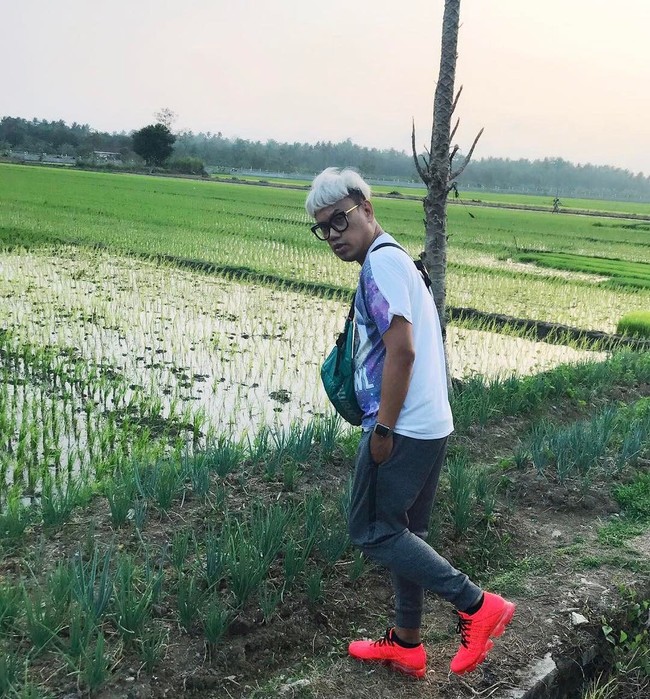 Berpose di pinggir sawah pun, Uya berusaha tetap tampil kece. Kali inin iam mengandalkan Supreme waist bag dan sneaker Nike Vapormax Clot yang harganya bisa mencapai Rp 10 jutaan. (Foto: Instagram/Uya Kuya)