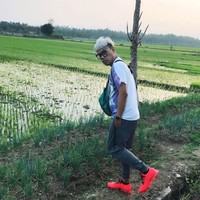 Berpose di pinggir sawah pun, Uya berusaha tetap tampil kece. Kali inin iam mengandalkan Supreme waist bag dan sneaker Nike Vapormax Clot yang harganya bisa mencapai Rp 10 jutaan. (Foto: Instagram/Uya Kuya)
