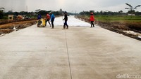 Proyek pembangunan jalan tol ruas Salatiga-Kartasura, saat ini terus dikebut.