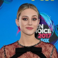 Penampilan Lili Reinhart saat menghadiri Teen Choice 2017. Ia anggun dalam balutan gaun lace yang dipermanis dengan aksen pita bergaya dasi kupu-kupu. (Foto: Getty Images)