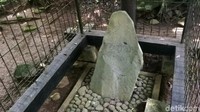 Mitosnya, apabila ibu susah melahirkan atau belum mendapat keturunan, bila melakukan ritual bersandar atau nyarande di prasasti itu sambil berdoa menurut keyakinan, maka diyakini bakal memperoleh keterunan. (Dadang/detikTravel)
