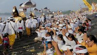 Selain melakukan persembahyangan, upacara Melasti juga adalah pembersihan dan penyucian benda sakral milik pura (pralingga atau pratima Ida Bhatara dan segala perlengkapannya).Foto: REUTERS/Johannes P. Christo