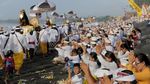 Sakralnya Upacara Melasti di Bali Sambut Hari Raya Nyepi