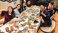 Makan malam Cita lebih seru jika ditemani oleh teman-teman terdekatnya. Temu kangen! tulis Cita dengan pose senyuman cantiknya di samping Iis Dahlia. Foto: Instagram @cita_citata