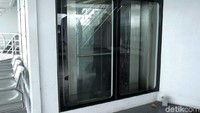 MV Sorrento juga dilengkapi dengan fasilitas lift. Baik penumpang maupun penyandang disabilitas dimudahkan dengan fasilitas ini (Randy/detikTravel)