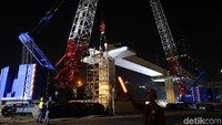 Pemasangan U-Shape Girder atau lintasan kereta menggunakan alat berat.