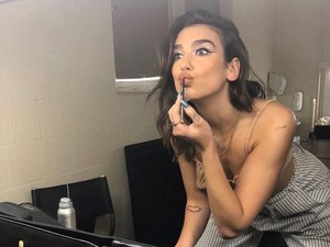 Sakit Gigi, Dua Lipa Batal Tampil Bareng Bruno Mars
