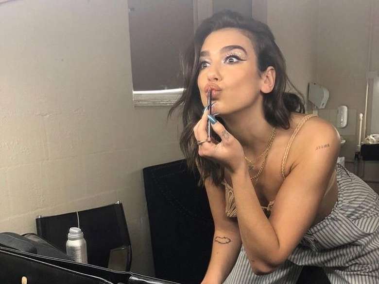 Cantik! Mengintip Dua Lipa Makeup Sebelum Konser Cantik! Mengintip Dua Lipa Makeup Sebelum Konser