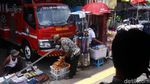 Foto: Miris, Trotoar di Tanah Abang Ini Dijadikan Tempat Berjualan