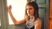 Emma Watson tampil dengan rambut poni serta dress biru. (Dok. Instagram/markseliger)