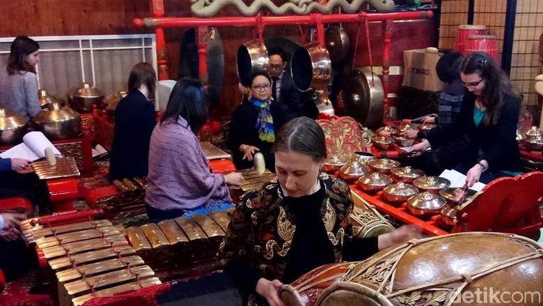 Menlu Retno Nyinden dan Main Gamelan Saat Kunjungan ke Moskow Menlu Retno Nyinden dan Main Gamelan Saat Kunjungan ke Moskow