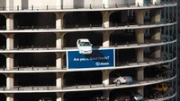 Tenang, ini bukan mobil beneran yang mau jatuh kok. Cuma iklan asuransi Allstate. Istimewa/Boredpanda.