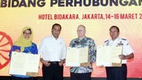 Presiden Direktur XL Axiata, Dian Siswarini disaksikan Menteri Perhubungan RI, Budi Karya Sumadi usai menandatangani nota kesepahaman di Jakarta. XL Axiata menjalin kerjasama kemitraan dengan Kementerian Perhubungan untuk pemanfaatan teknologi dan saluran digital guna membantu program sosialisasi dan edukasi keselamatan berkendara yang diinisiasi oleh Kementerian Perhubungan Republik Indonesia. Foto: dok. Kemenhub