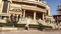 Berpose di depan Kingdom of Dreams, New Delhi, India (lis_manyonok/Instagram)