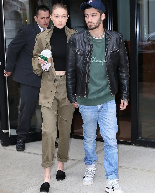  Gigi Hadid mencuri perhatian dengan gaya semipreppy. Sementara Zayn Malik memilih gaya kasual yang modis dengan padanan jeans dan biker jacket. (Foto: Instagram)