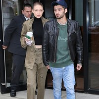  Gigi Hadid mencuri perhatian dengan gaya semipreppy. Sementara Zayn Malik memilih gaya kasual yang modis dengan padanan jeans dan biker jacket. (Foto: Instagram)