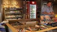 MV Sorrento juga dilengkapi dengan etalase oleh-oleh hingga camilan ringan dan softdrink. Tidak jauh beda dengan di tempat oleh-oleh (Randy/detikTravel)