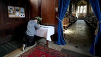 Ungkapan dukacita itu ditulis di buku yang ada di kapel di kawasan kampus (Foto: REUTERS/Chris Radburn)