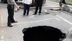 Penampakan Horor Lubang Besar Menganga di Tengah Jalan Wonosobo