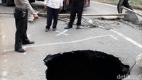  Ambrolnya separuh jalan tersebut diduga karena terdapat gorong-gorong di bawah jalan.
