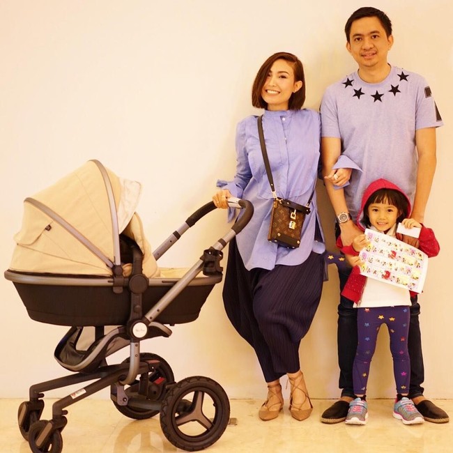 Presenter Ayu Dewi melahirkan anak keduanya, Mohamad Aqlan Akasah Datau, di tanggal cantik 7-7-2017. Wanita yang dikenal dengan gaya lucunya saat menjadi pembawa acara itu memilih stroller dari brand Silver Cross. Stroller Silver Cross seri Surf Graphite harganya Rp 12.900.000. Foto: Dok. Instagram Mothercare