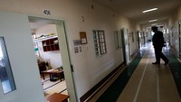 Petugas memeriksa kondisi ruang penjara.