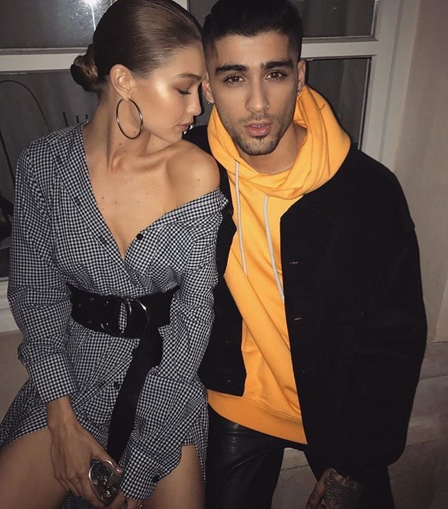 Gigi Hadid tampil stylish dengan shirt dress yang mengekspos bahunya. Sementara Zayn tak kalah modisnya dengan jaket kuning ber-hoodie yang dibungkus jas. (Foto: Instagram)