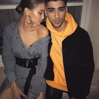 Gigi Hadid tampil stylish dengan shirt dress yang mengekspos bahunya. Sementara Zayn tak kalah modisnya dengan jaket kuning ber-hoodie yang dibungkus jas. (Foto: Instagram)