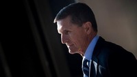 Penasihat Keamanan Nasional Michael Flynn dipecat Trump pada 13 Februari 2017. Dia dipecat usai memberikan keterangan bohong kepada Wapres AS Mike Pence dan pejabat Gedung Putih lainnya, soal komunikasinya dengan pejabat Rusia. Flynn yang pensiunan jenderal militer ini hanya 22 hari menjabat pada pemerintahan Trump. Foto: REUTERS/Carlos Barria/File photo