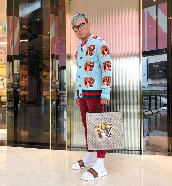 Its all about tiger! Suami dari Astrid Kuya ini difoto dalam balutan cardigan biru Gucci bermotif harimau berikut tas Tiger print soft GG Supreme tote seharga US$ 1.290 atau sekitar Rp 18 juta. (Foto: Instagram/Uya Kuya)